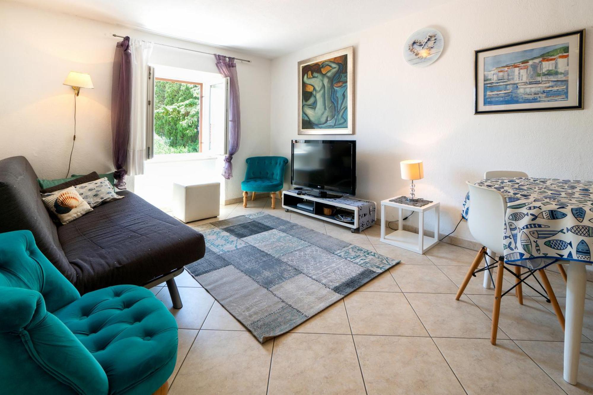 Zoe Apartment Bol