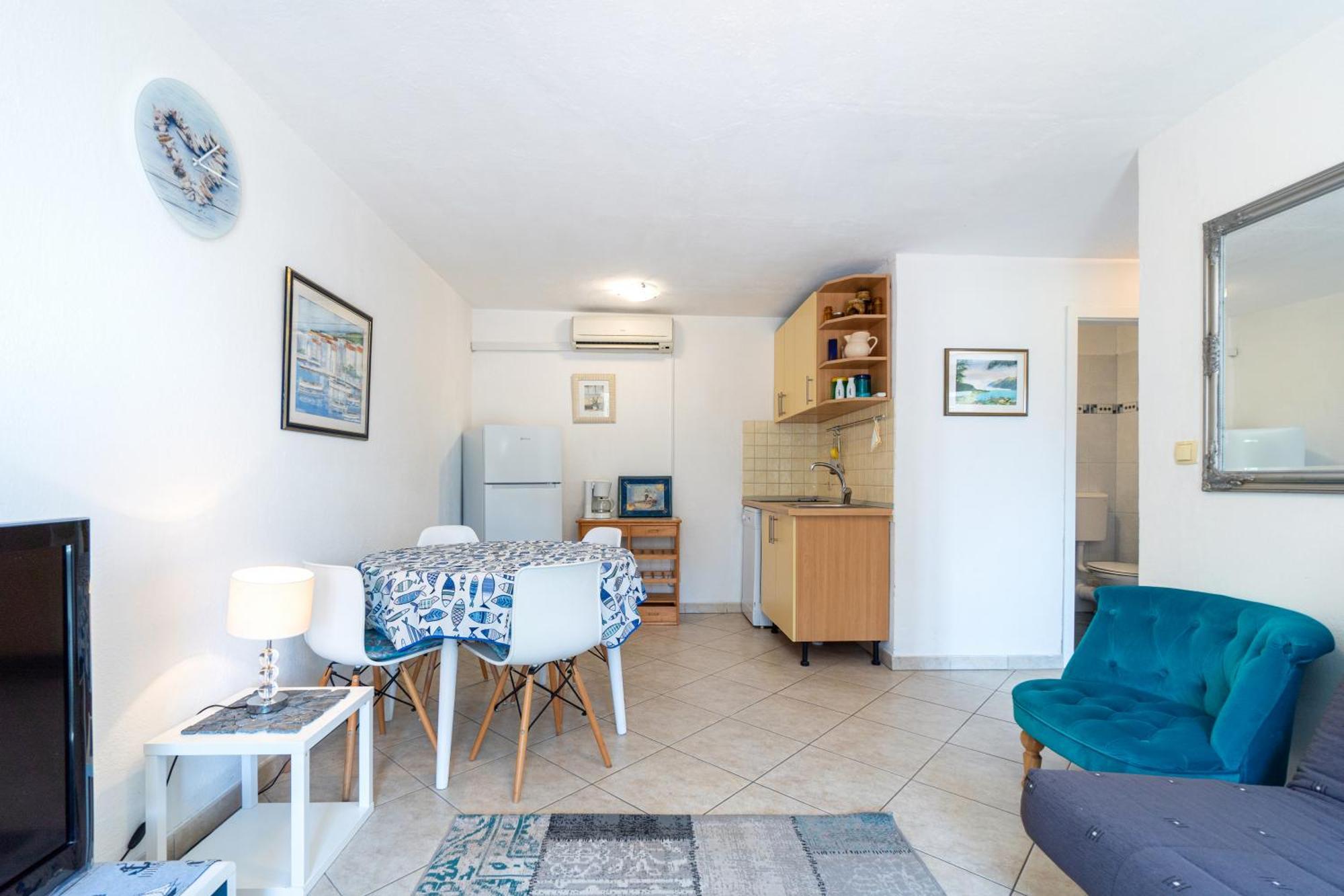Zoe Apartment